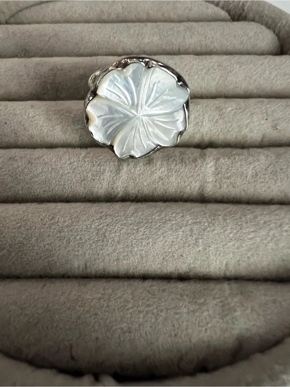 Floral Mother-of-Pearl Ring in Silver